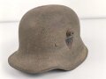 1. Weltkrieg, Stahlhelm Modell 1918. In allen Teilen originales Stück, ungereinigt. Auf der linken Seite ein schwarz / rotes Wappen, dieses original lackiert. Freikorps ?