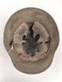1. Weltkrieg, Stahlhelm Modell 1918. In allen Teilen originales Stück, ungereinigt. Auf der linken Seite ein schwarz / rotes Wappen, dieses original lackiert. Freikorps ?