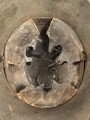 1. Weltkrieg, Stahlhelm Modell 1918. In allen Teilen originales Stück, ungereinigt. Auf der linken Seite ein schwarz / rotes Wappen, dieses original lackiert. Freikorps ?