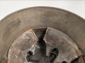 1. Weltkrieg, Stahlhelm Modell 1918. In allen Teilen originales Stück, ungereinigt. Auf der linken Seite ein schwarz / rotes Wappen, dieses original lackiert. Freikorps ?