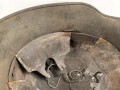 1. Weltkrieg, Stahlhelm Modell 1918. In allen Teilen originales Stück, ungereinigt. Auf der linken Seite ein schwarz / rotes Wappen, dieses original lackiert. Freikorps ?