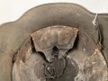 1. Weltkrieg, Stahlhelm Modell 1918. In allen Teilen originales Stück, ungereinigt. Auf der linken Seite ein schwarz / rotes Wappen, dieses original lackiert. Freikorps ?