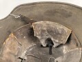 1. Weltkrieg, Stahlhelm Modell 1918. In allen Teilen originales Stück, ungereinigt. Auf der linken Seite ein schwarz / rotes Wappen, dieses original lackiert. Freikorps ?