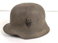 1. Weltkrieg, Stahlhelm Modell 1918. In allen Teilen originales Stück, ungereinigt. Auf der linken Seite ein schwarz / rotes Wappen, dieses original lackiert. Freikorps ?