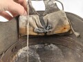 1. Weltkrieg, Stahlhelm Modell 1918. In allen Teilen originales Stück, ungereinigt. Auf der linken Seite ein schwarz / rotes Wappen, dieses original lackiert. Freikorps ?
