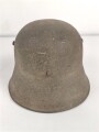 1. Weltkrieg, Stahlhelm Modell 1918. In allen Teilen originales Stück, ungereinigt. Auf der linken Seite ein schwarz / rotes Wappen, dieses original lackiert. Freikorps ?