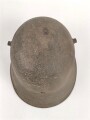 1. Weltkrieg, Stahlhelm Modell 1918. In allen Teilen originales Stück, ungereinigt. Auf der linken Seite ein schwarz / rotes Wappen, dieses original lackiert. Freikorps ?