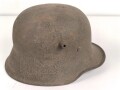 1. Weltkrieg, Stahlhelm Modell 1918. In allen Teilen originales Stück, ungereinigt. Auf der linken Seite ein schwarz / rotes Wappen, dieses original lackiert. Freikorps ?