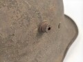 1. Weltkrieg, Stahlhelm Modell 1918. In allen Teilen originales Stück, ungereinigt. Auf der linken Seite ein schwarz / rotes Wappen, dieses original lackiert. Freikorps ?