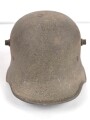 1. Weltkrieg, Stahlhelm Modell 1918. In allen Teilen originales Stück, ungereinigt. Auf der linken Seite ein schwarz / rotes Wappen, dieses original lackiert. Freikorps ?