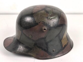 1. Weltkrieg, Stahlhelm Modell 1916. Die Glocke Original, der Rest neuzeitlich ergänzt, die lackierung ebenfalls neuzeitlich