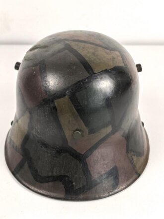 1. Weltkrieg, Stahlhelm Modell 1916. Die Glocke Original, der Rest neuzeitlich ergänzt, die lackierung ebenfalls neuzeitlich