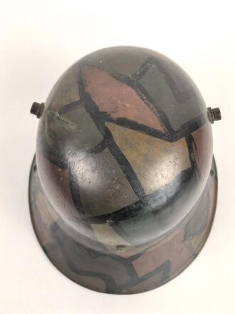 1. Weltkrieg, Stahlhelm Modell 1916. Die Glocke Original, der Rest neuzeitlich ergänzt, die lackierung ebenfalls neuzeitlich