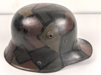 1. Weltkrieg, Stahlhelm Modell 1916. Die Glocke Original, der Rest neuzeitlich ergänzt, die lackierung ebenfalls neuzeitlich