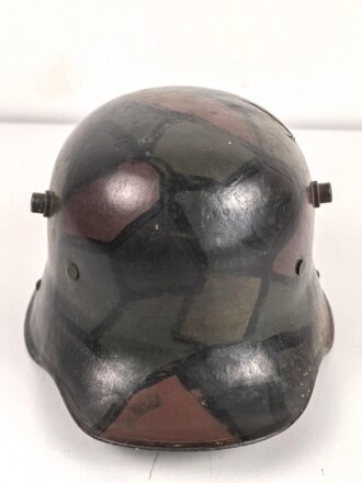 1. Weltkrieg, Stahlhelm Modell 1916. Die Glocke Original, der Rest neuzeitlich ergänzt, die lackierung ebenfalls neuzeitlich