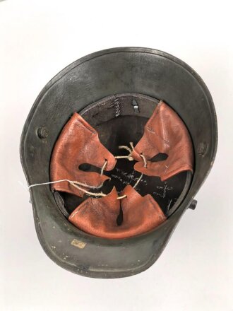 1. Weltkrieg, Stahlhelm Modell 1916. Die Glocke Original, der Rest neuzeitlich ergänzt, die lackierung ebenfalls neuzeitlich