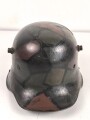 1. Weltkrieg, Stahlhelm Modell 1916. Die Glocke Original, der Rest neuzeitlich ergänzt, die lackierung ebenfalls neuzeitlich