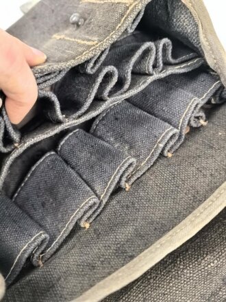 Tasche für Signalpatronen zur Leuchtpistole 42 der Wehrmacht. Getragenes Stück in gutem Gesamtzustand, blaues Webleinen