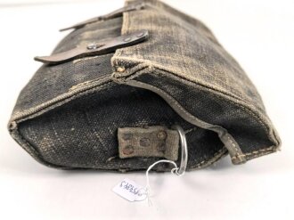 Tasche für Signalpatronen zur Leuchtpistole 42 der Wehrmacht. Getragenes Stück in gutem Gesamtzustand, blaues Webleinen