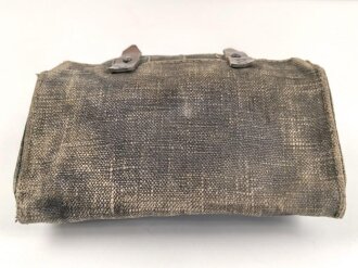 Tasche für Signalpatronen zur Leuchtpistole 42 der Wehrmacht. Getragenes Stück in gutem Gesamtzustand, blaues Webleinen