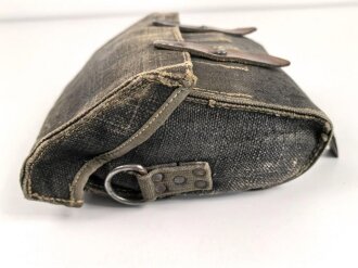 Tasche für Signalpatronen zur Leuchtpistole 42 der Wehrmacht. Getragenes Stück in gutem Gesamtzustand, blaues Webleinen