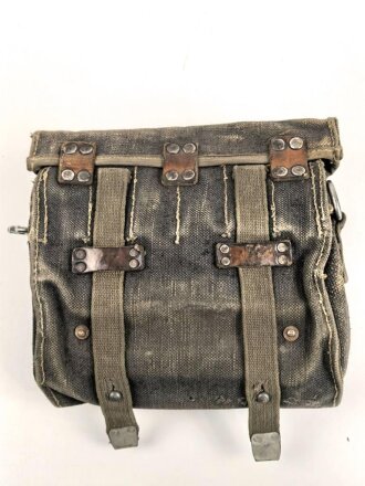 Tasche für Signalpatronen zur Leuchtpistole 42 der Wehrmacht. Getragenes Stück in gutem Gesamtzustand, blaues Webleinen