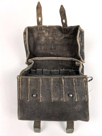 Tasche für Signalpatronen zur Leuchtpistole 42 der Wehrmacht. Getragenes Stück in gutem Gesamtzustand, blaues Webleinen