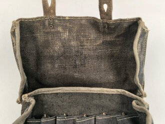 Tasche für Signalpatronen zur Leuchtpistole 42 der Wehrmacht. Getragenes Stück in gutem Gesamtzustand, blaues Webleinen