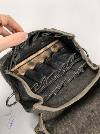 Tasche für Signalpatronen zur Leuchtpistole 42 der Wehrmacht. Getragenes Stück in gutem Gesamtzustand, blaues Webleinen