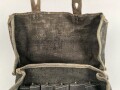 Tasche für Signalpatronen zur Leuchtpistole 42 der Wehrmacht. Getragenes Stück in gutem Gesamtzustand, blaues Webleinen
