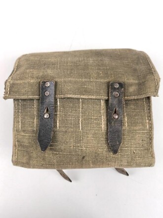 Tasche für Signalpatronen zur Leuchtpistole 42 der Wehrmacht. Getragenes Stück in gutem Gesamtzustand