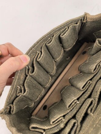 Tasche für Signalpatronen zur Leuchtpistole 42 der Wehrmacht. Getragenes Stück in gutem Gesamtzustand