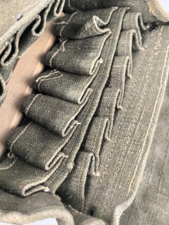 Tasche für Signalpatronen zur Leuchtpistole 42 der Wehrmacht. Getragenes Stück in gutem Gesamtzustand