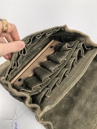 Tasche für Signalpatronen zur Leuchtpistole 42 der Wehrmacht. Getragenes Stück in gutem Gesamtzustand