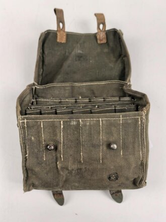 Tasche für Signalpatronen zur Leuchtpistole 42 der Wehrmacht. Stark getragenes Stück.