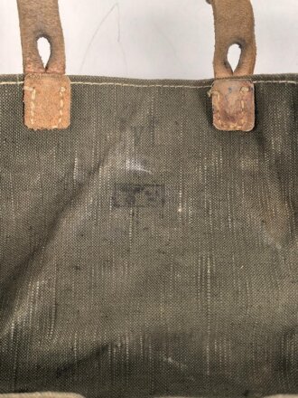 Tasche für Signalpatronen zur Leuchtpistole 42 der Wehrmacht. Stark getragenes Stück.