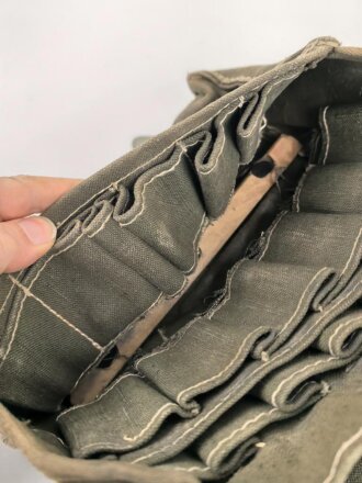 Tasche für Signalpatronen zur Leuchtpistole 42 der Wehrmacht. Stark getragenes Stück.