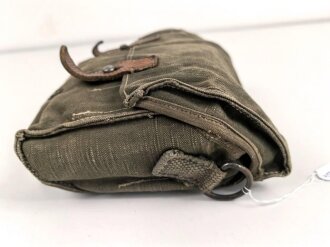 Tasche für Signalpatronen zur Leuchtpistole 42 der Wehrmacht. Stark getragenes Stück.