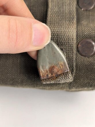Tasche für Signalpatronen zur Leuchtpistole 42 der Wehrmacht. Stark getragenes Stück.