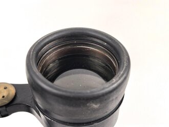 Dienstglas 10 x 50 der Wehrmacht. Unter deutscher Besatzung gefertigt von Huet Paris. Klare Durchsicht, Strichplatte rechts deutlich. Selten