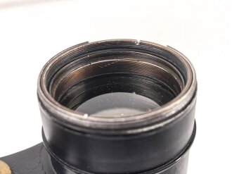 Dienstglas 10 x 50 der Wehrmacht. Unter deutscher Besatzung gefertigt von Huet Paris. Klare Durchsicht, Strichplatte rechts deutlich. Selten