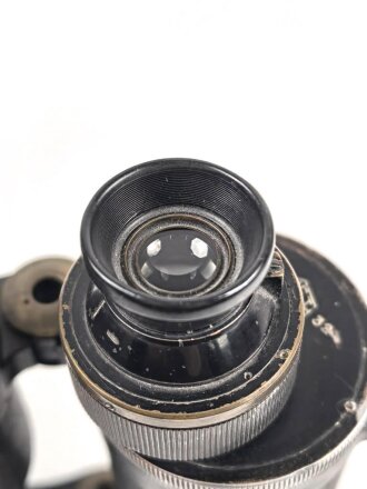 Dienstglas 10 x 50 der Wehrmacht. Unter deutscher Besatzung gefertigt von Huet Paris. Klare Durchsicht, Strichplatte rechts deutlich. Selten