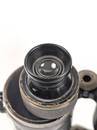 Dienstglas 10 x 50 der Wehrmacht. Unter deutscher Besatzung gefertigt von Huet Paris. Klare Durchsicht, Strichplatte rechts deutlich. Selten