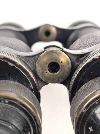 Dienstglas 10 x 50 der Wehrmacht. Unter deutscher Besatzung gefertigt von Huet Paris. Klare Durchsicht, Strichplatte rechts deutlich. Selten