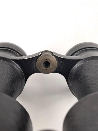 Dienstglas 10 x 50 der Wehrmacht. Unter deutscher Besatzung gefertigt von Huet Paris. Klare Durchsicht, Strichplatte rechts deutlich. Selten