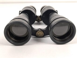 Dienstglas 10 x 50 der Wehrmacht. Unter deutscher Besatzung gefertigt von Huet Paris. Klare Durchsicht, Strichplatte rechts deutlich. Selten