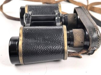 Doppelfernrohr 6 x 30 mit mir unbekanntem Herstellerlogo. Klare Durchsicht, Strichplatte deutlich. Guter Gesamtzustand, in zugehörigem Köcher, dieser "LPN" markiert. Ich gehe davon aus das dies für Landespolizei Niedrsachen oder Nordrhein Westfalen steht.