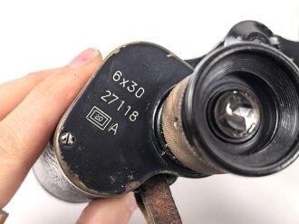 Doppelfernrohr 6 x 30 mit mir unbekanntem Herstellerlogo. Klare Durchsicht, Strichplatte deutlich. Guter Gesamtzustand, in zugehörigem Köcher, dieser "LPN" markiert. Ich gehe davon aus das dies für Landespolizei Niedrsachen oder Nordrhein Westfalen steht.