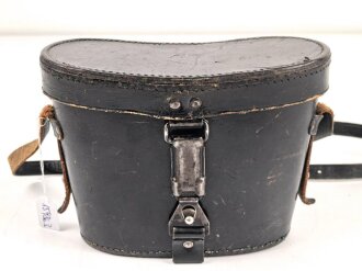 Doppelfernrohr 6 x 30 mit mir unbekanntem Herstellerlogo. Klare Durchsicht, Strichplatte deutlich. Guter Gesamtzustand, in zugehörigem Köcher, dieser "LPN" markiert.