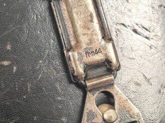 Doppelfernrohr 6 x 30 mit mir unbekanntem Herstellerlogo. Klare Durchsicht, Strichplatte deutlich. Guter Gesamtzustand, in zugehörigem Köcher, dieser "LPN" markiert.